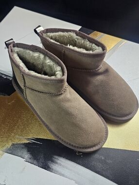 UGG Classic Ultra Mini Women's Boot, Size 9